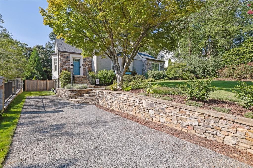 3 bedroom, 2 bathroom, 2,527 sq ft single family residence under contract at 656 Darlington Road, Atlanta, GA 30305 — photo 3