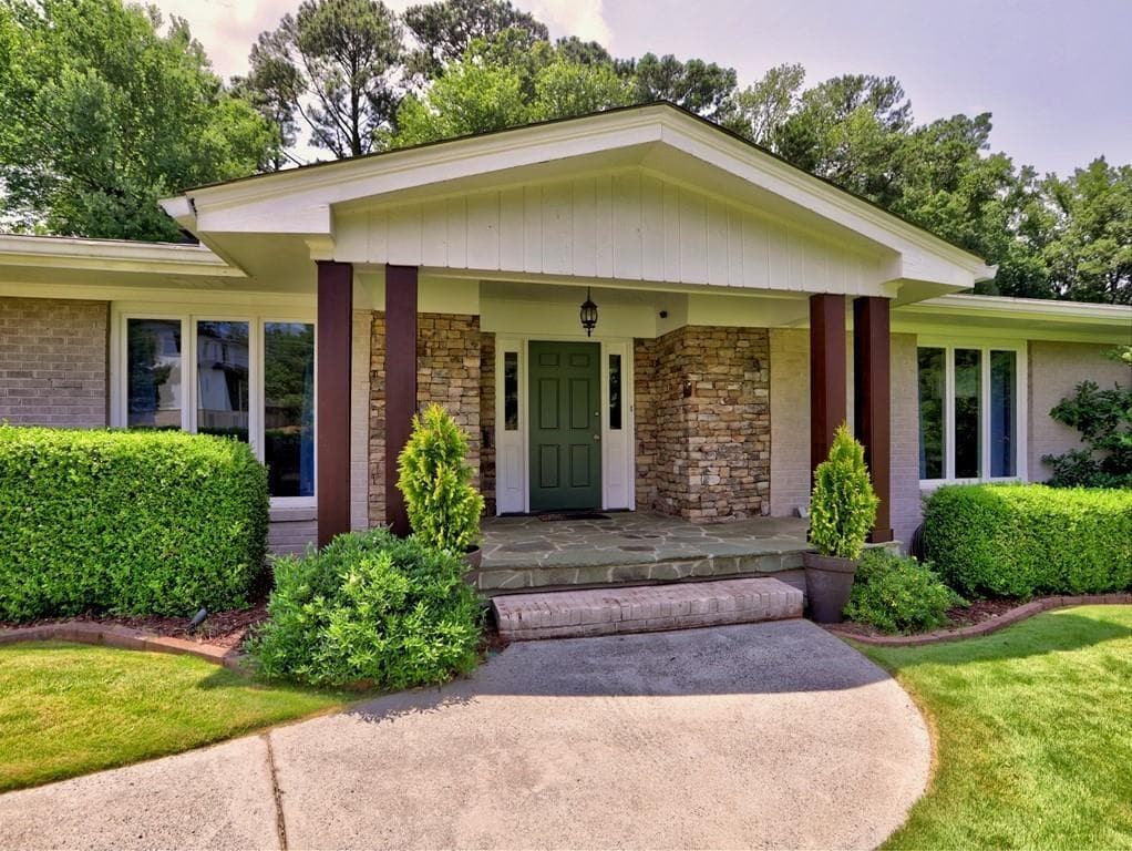 3 bedroom, 2 bathroom, 2,325 sq ft single family residence for rent at 715 Glenforest Road, Sandy Springs, GA 30328 for $4,500 a month — photo 2