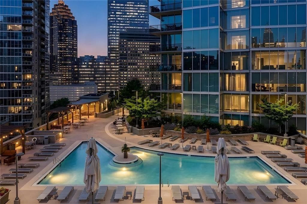 2 bedroom, 2 bathroom, 1,386 sq ft condominium for sale at 1080 Peachtree Street 802, Atlanta, GA 30309 — photo 2
