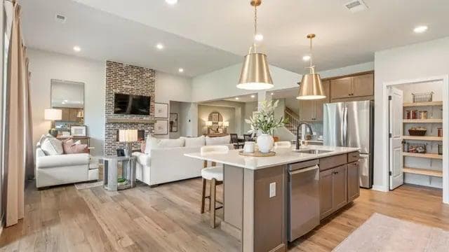 3 bedroom, 3 bathroom, 2,770 sq ft single family residence for sale at 8550 Sunnybrooke Lane, Cumming, GA 30041 — photo 3