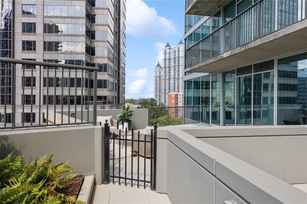 2 bedroom, 2 bathroom, 1,386 sq ft condominium for sale at 1080 Peachtree Street 802, Atlanta, GA 30309 — photo 5