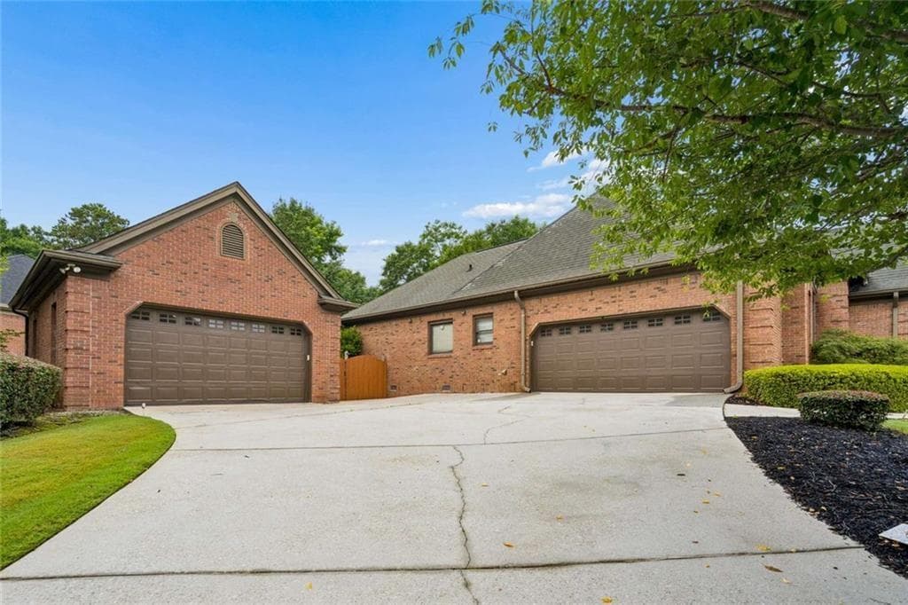 4 bedroom, 4 bathroom, 4,017 sq ft single family residence for sale at 315 Savannah Place, Loganville, GA 30052 — photo 2