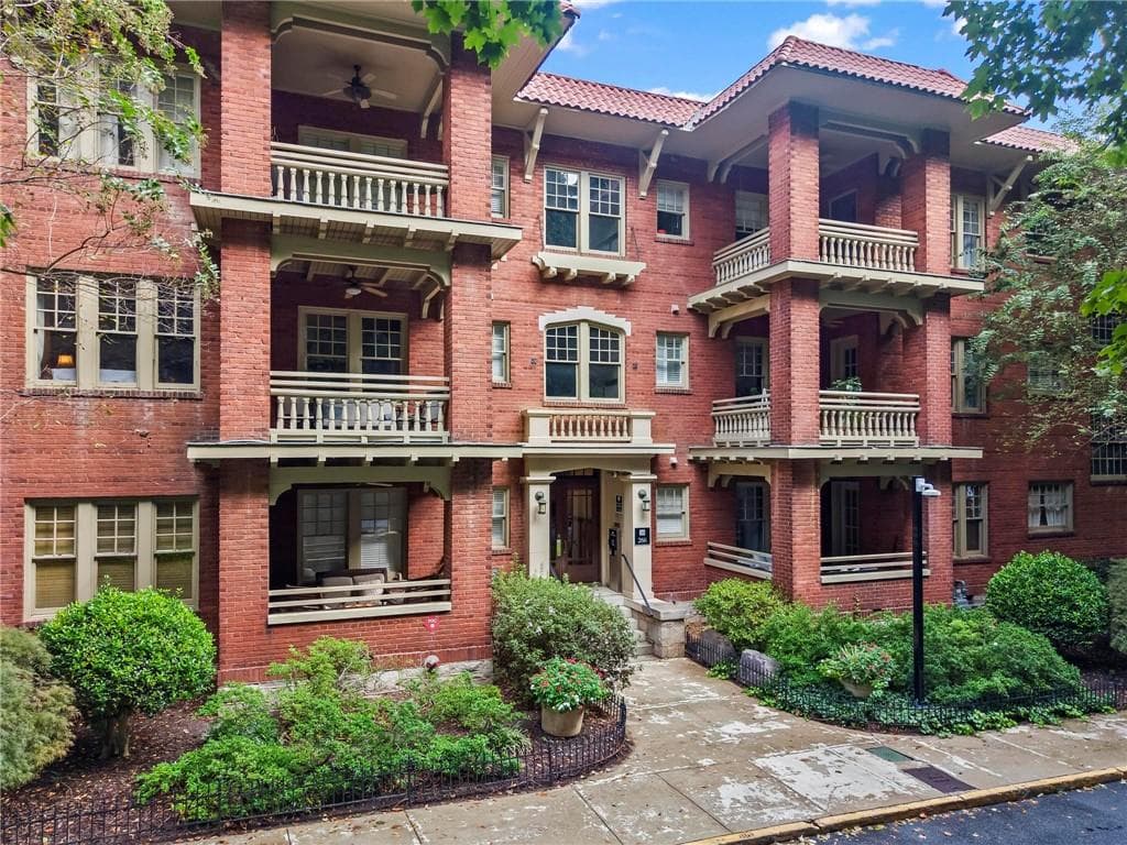 1 bedroom, 1 bathroom, 736 sq ft condominium for sale at 266 11th Street 105, Atlanta, GA 30309 — photo 2