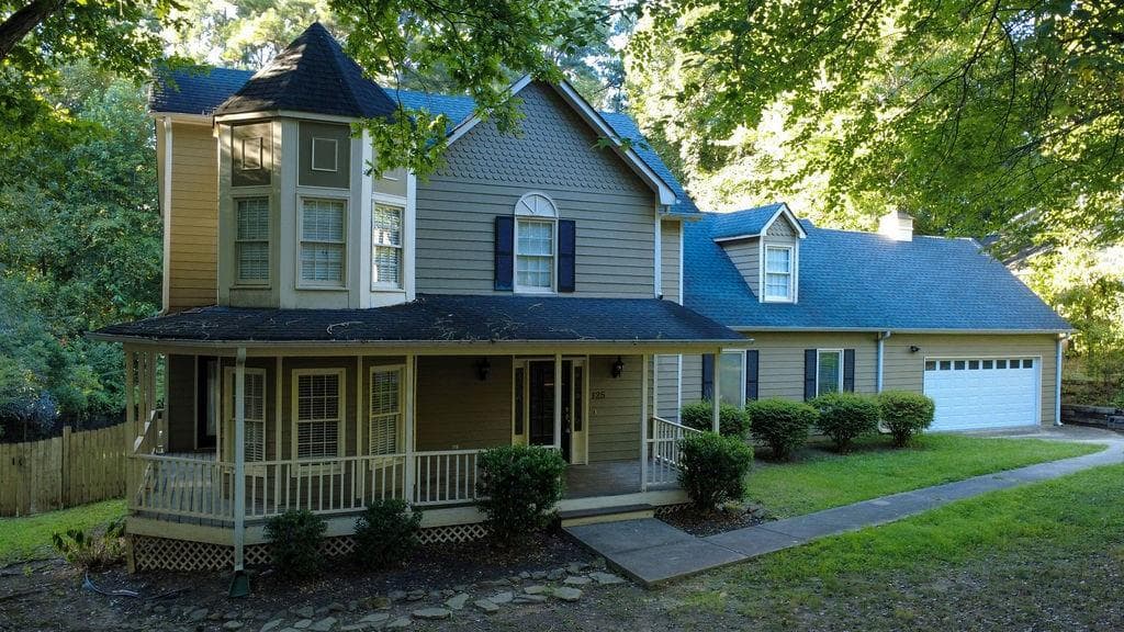 4 bedroom, 3 bathroom, 3,696 sq ft single family residence for sale at 125 Picketts Lake Drive, Acworth, GA 30101