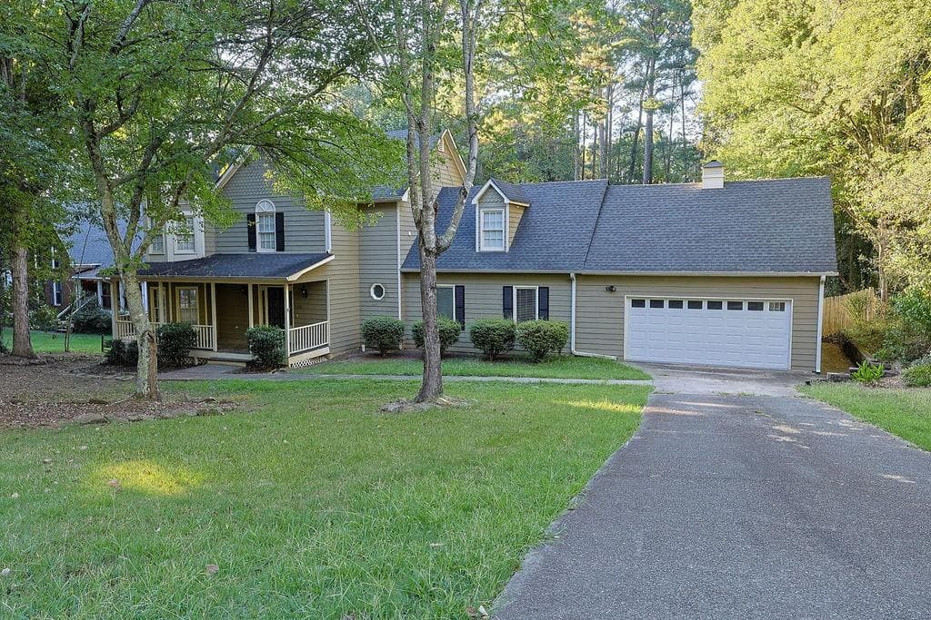 4 bedroom, 3 bathroom, 3,696 sq ft single family residence for sale at 125 Picketts Lake Drive, Acworth, GA 30101 — photo 2