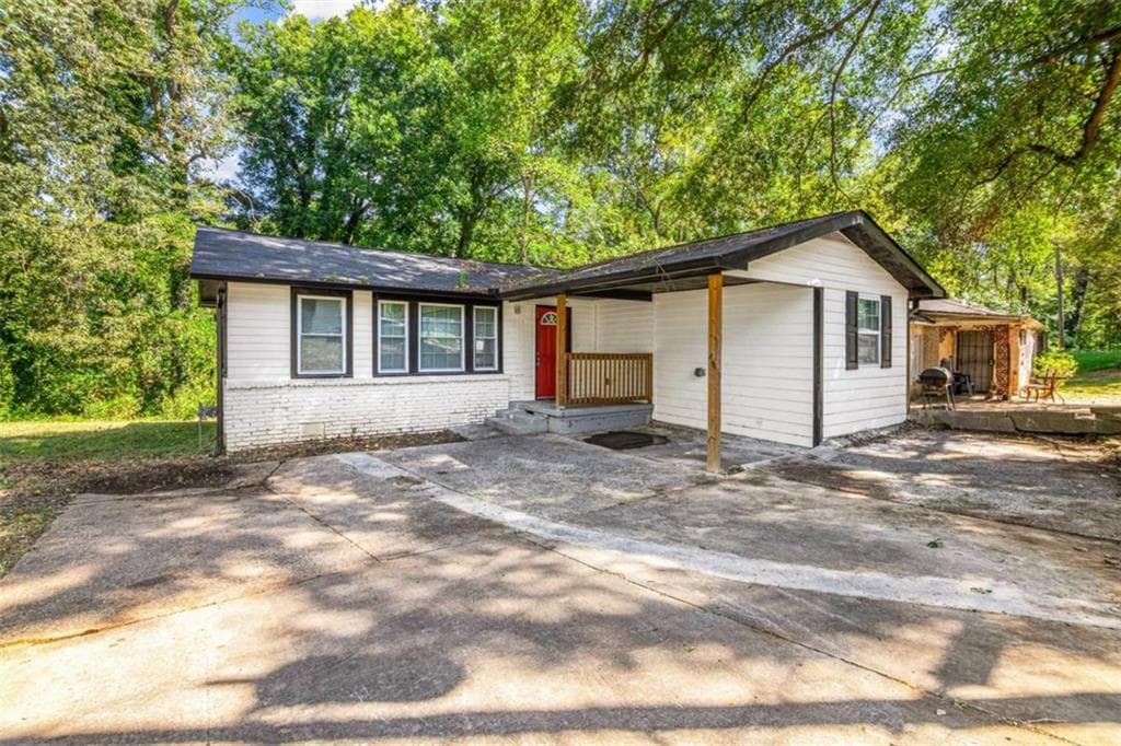 3 bedroom, 2 bathroom, 1,550 sq ft single family residence for sale at 2571 Elliott, Atlanta, GA 30318 — photo 2
