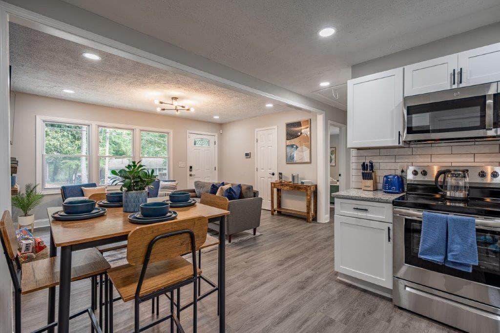 3 bedroom, 2 bathroom, 1,080 sq ft single family residence for sale at 831 Catherine Street, Forest Park, GA 30297 — photo 4