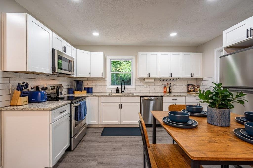 3 bedroom, 2 bathroom, 1,080 sq ft single family residence for sale at 831 Catherine Street, Forest Park, GA 30297 — photo 6