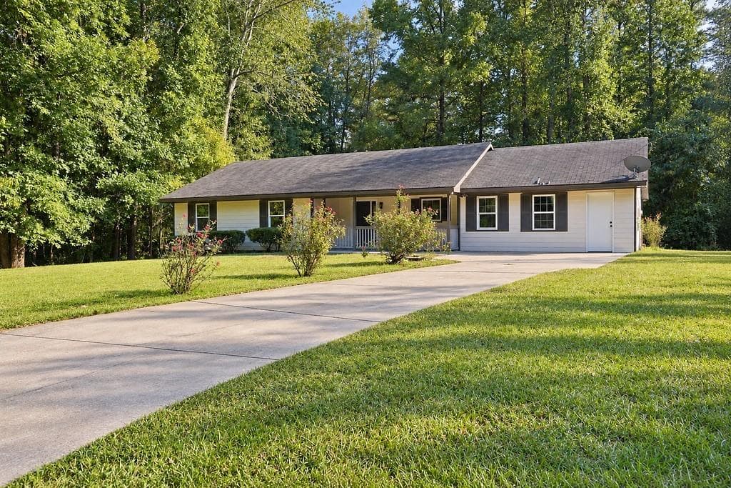 3 bedroom, 2 bathroom, 2,495 sq ft single family residence for sale at 190 Mountain View Circle, Covington, GA 30016 — photo 2