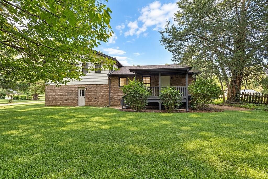 3 bedroom, 2 bathroom, 2,044 sq ft single family residence for sale at 3401 San Antonio Drive, Snellville, GA 30039 — photo 4
