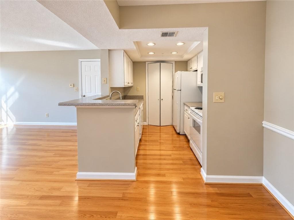 1 bedroom, 1 bathroom, 690 sq ft condominium for rent at 2037 Chastain Park Court, Atlanta, GA 30342 for $1,795 a month — photo 3