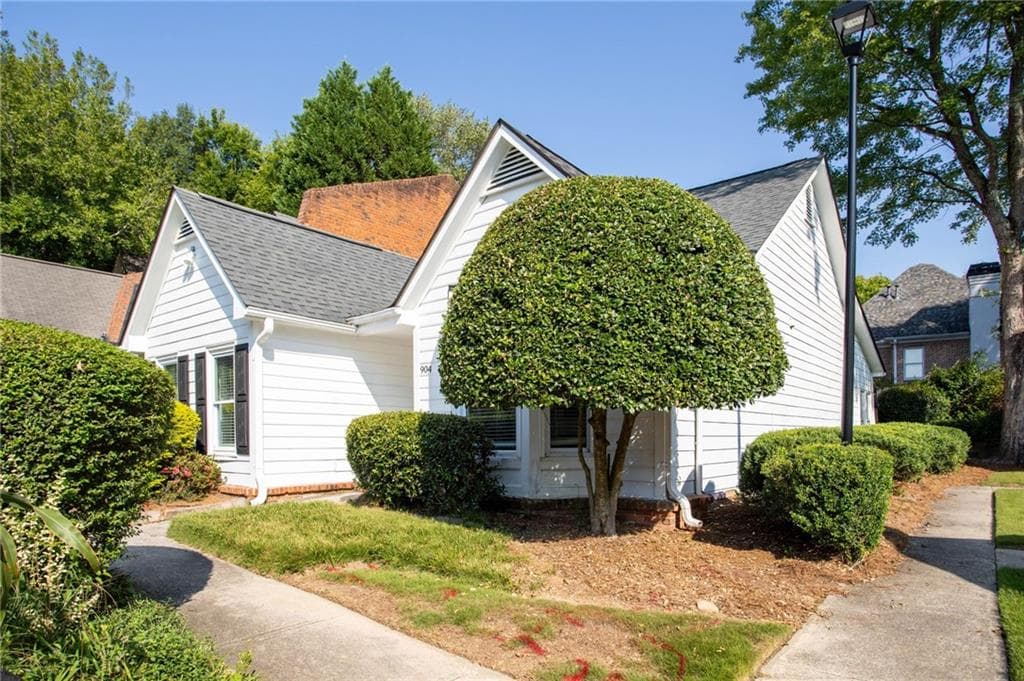 2 bedroom, 2 bathroom, 1,566 sq ft townhouse for sale at 904 Lenox Hill Court, Atlanta, GA 30324 — photo 2