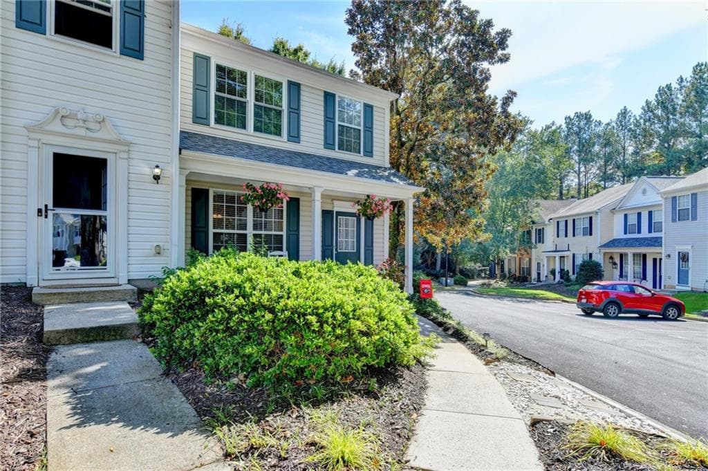 2 bedroom, 3 bathroom, 1,218 sq ft townhouse for sale at 10900 Wittenridge Drive B5, Alpharetta, GA 30022