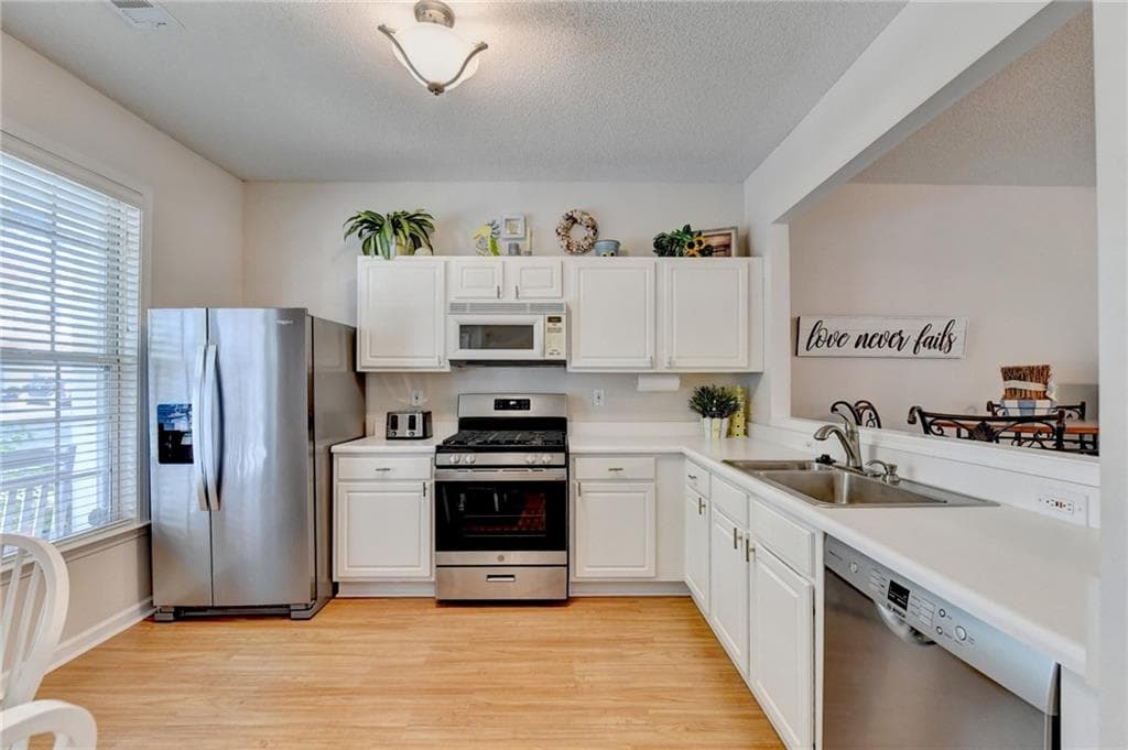 2 bedroom, 3 bathroom, 1,218 sq ft townhouse for sale at 10900 Wittenridge Drive B5, Alpharetta, GA 30022 — photo 2