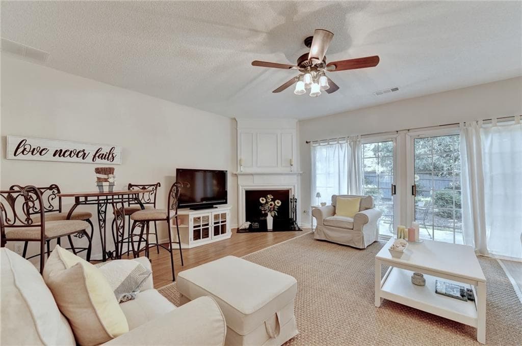 2 bedroom, 3 bathroom, 1,218 sq ft townhouse for sale at 10900 Wittenridge Drive B5, Alpharetta, GA 30022 — photo 3