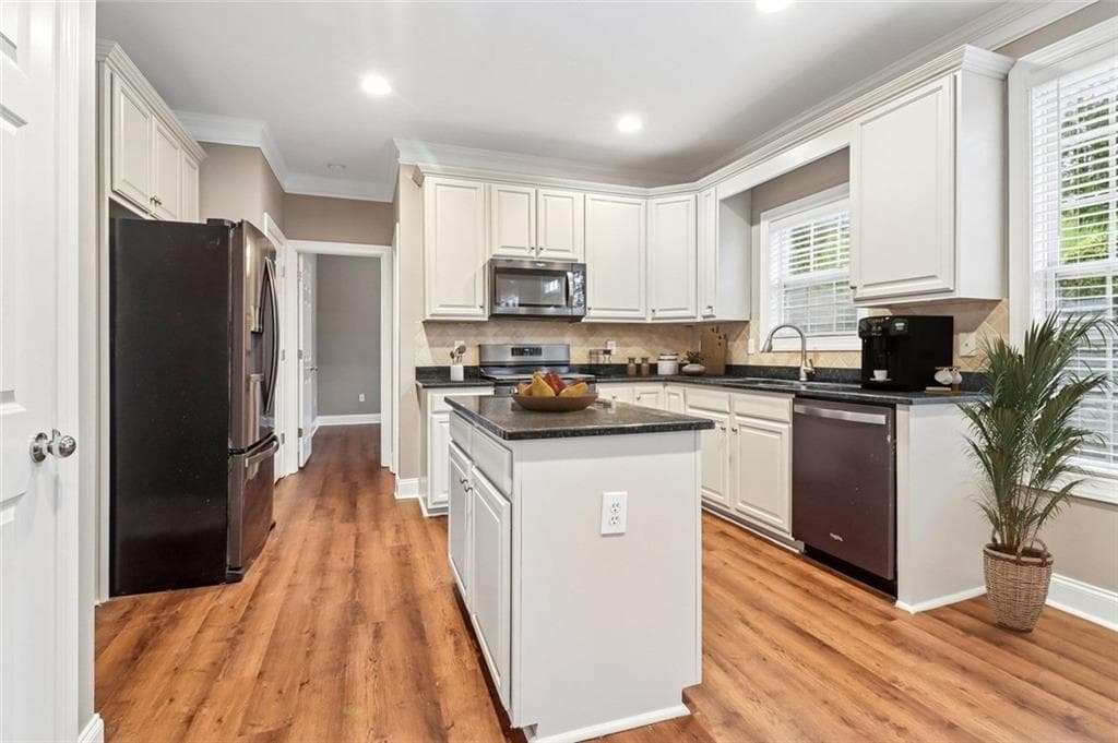 4 bedroom, 3 bathroom, 2,287 sq ft single family residence for sale at 5751 Vinings Place Court, Mableton, GA 30126 — photo 4
