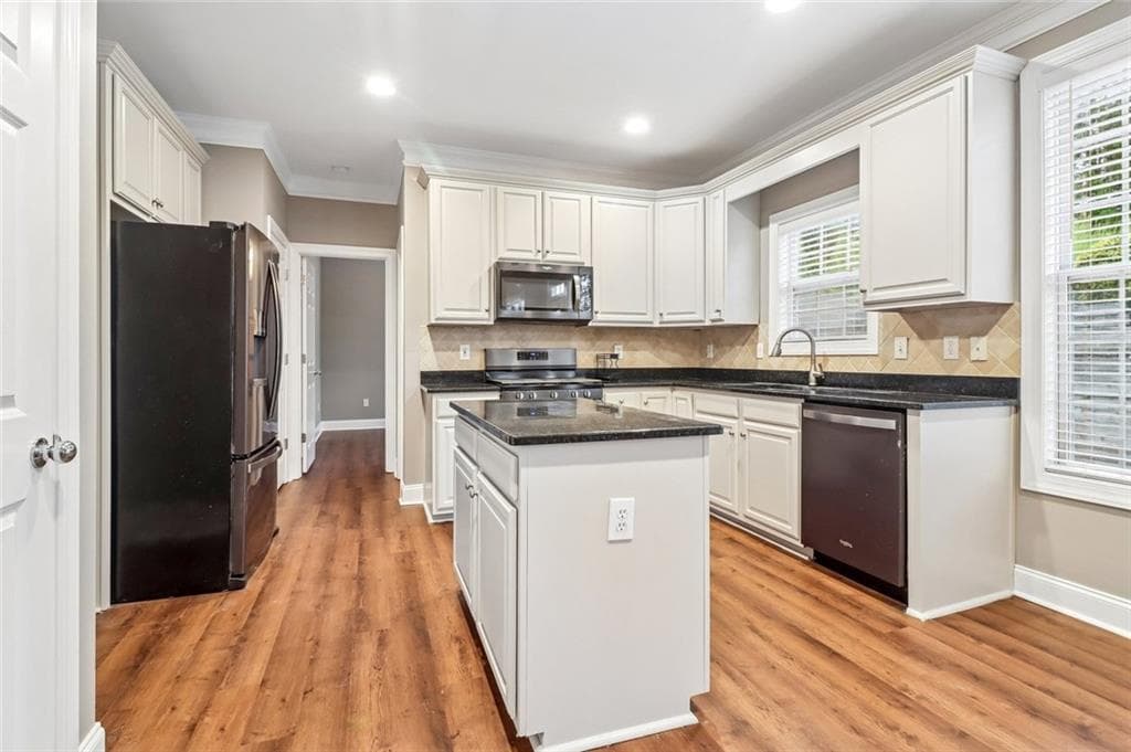 4 bedroom, 3 bathroom, 2,287 sq ft single family residence for sale at 5751 Vinings Place Court, Mableton, GA 30126 — photo 7