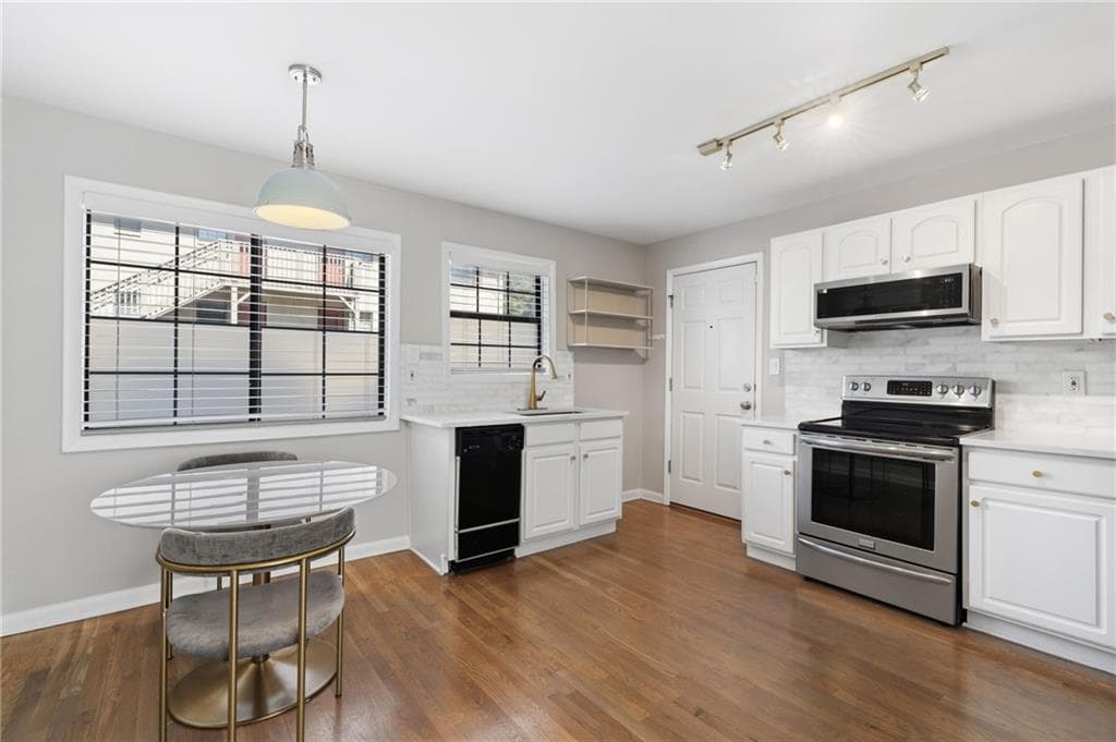 1 bedroom, 1 bathroom, 840 sq ft condominium for sale at 410 Candler Park Drive C1, Atlanta, GA 30307 — photo 3