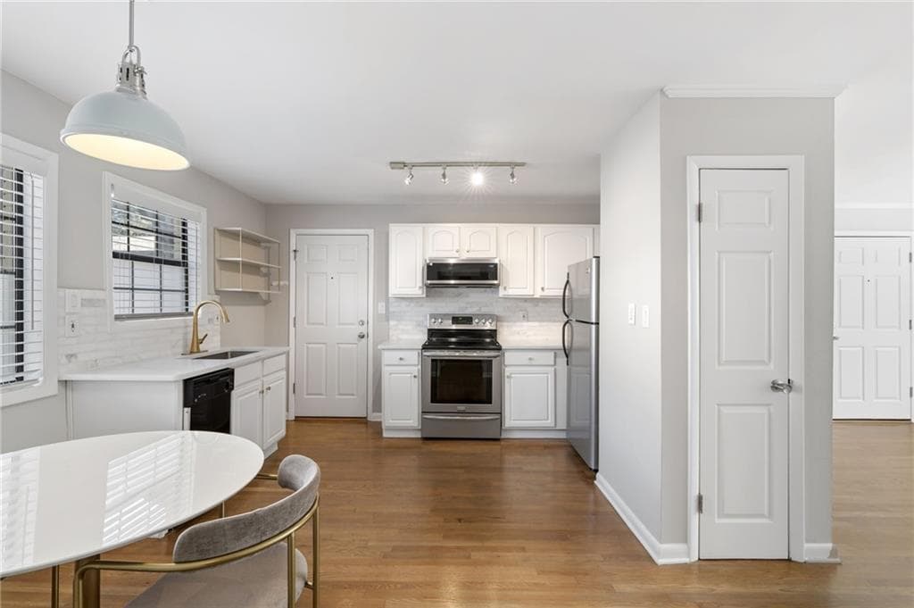 1 bedroom, 1 bathroom, 840 sq ft condominium for sale at 410 Candler Park Drive C1, Atlanta, GA 30307 — photo 9