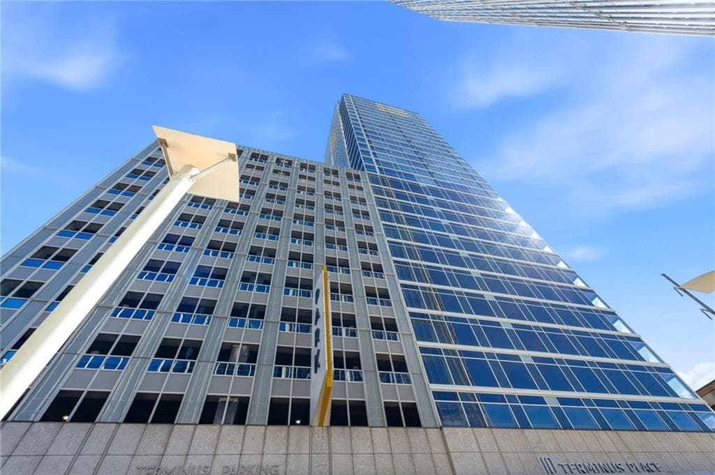 2 bedroom, 3 bathroom, 1,932 sq ft condominium for sale at 3325 Piedmont Road 2003, Atlanta, GA 30305 — photo 2