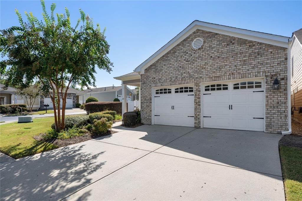 2 bedroom, 2 bathroom, 1,753 sq ft single family residence for sale at 601 Abbey Drive, Woodstock, GA 30188 — photo 2