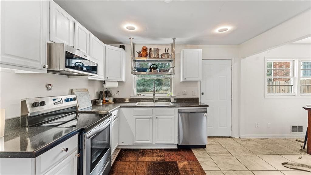 4 bedroom, 2 bathroom, 2,002 sq ft single family residence for sale at 2971 Valley Ridge Drive, Decatur, GA 30032 — photo 7