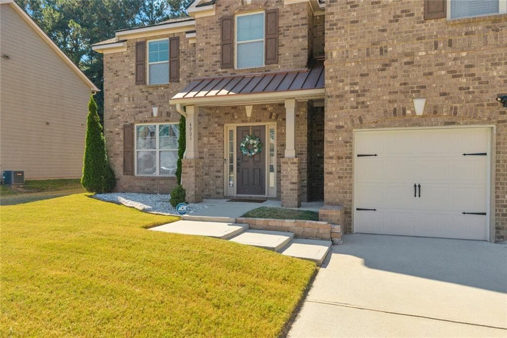 4 bedroom, 3 bathroom, 3,202 sq ft single family residence for sale at 4901 Locherby Drive, Fairburn, GA 30213 — photo 2