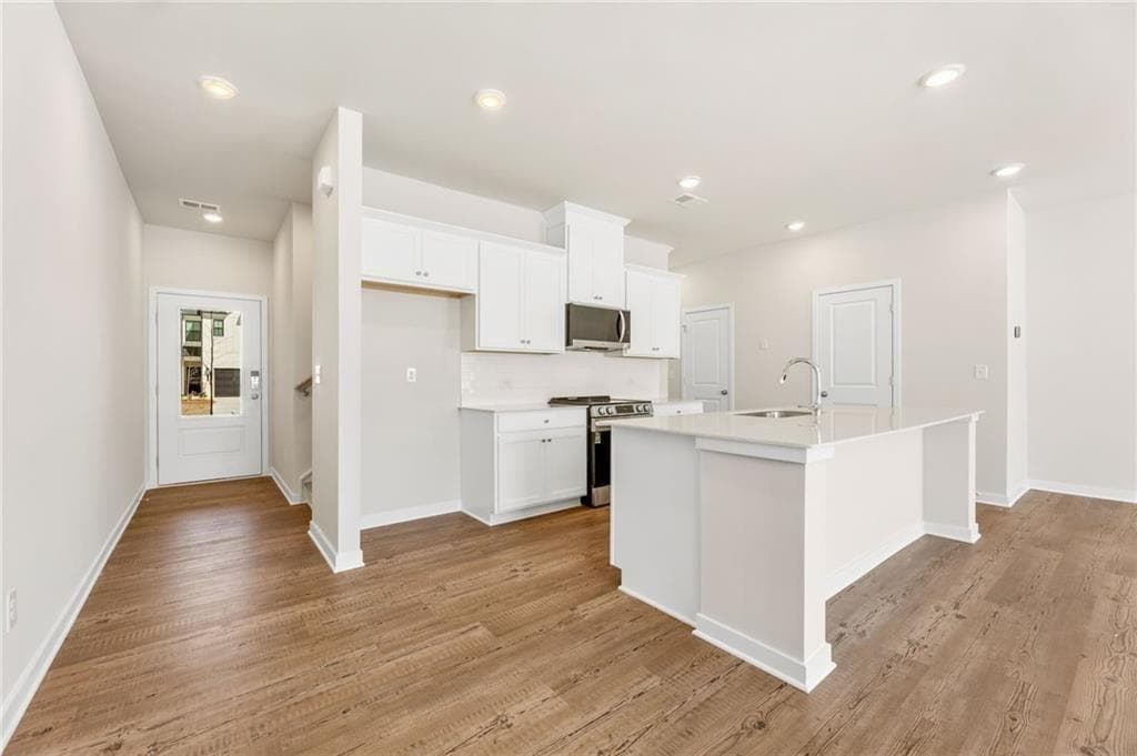 3 bedroom, 3 bathroom, 1,842 sq ft townhouse for sale at 7266 Sherwood Square Drive 15, Flowery Branch, GA 30542 — photo 6