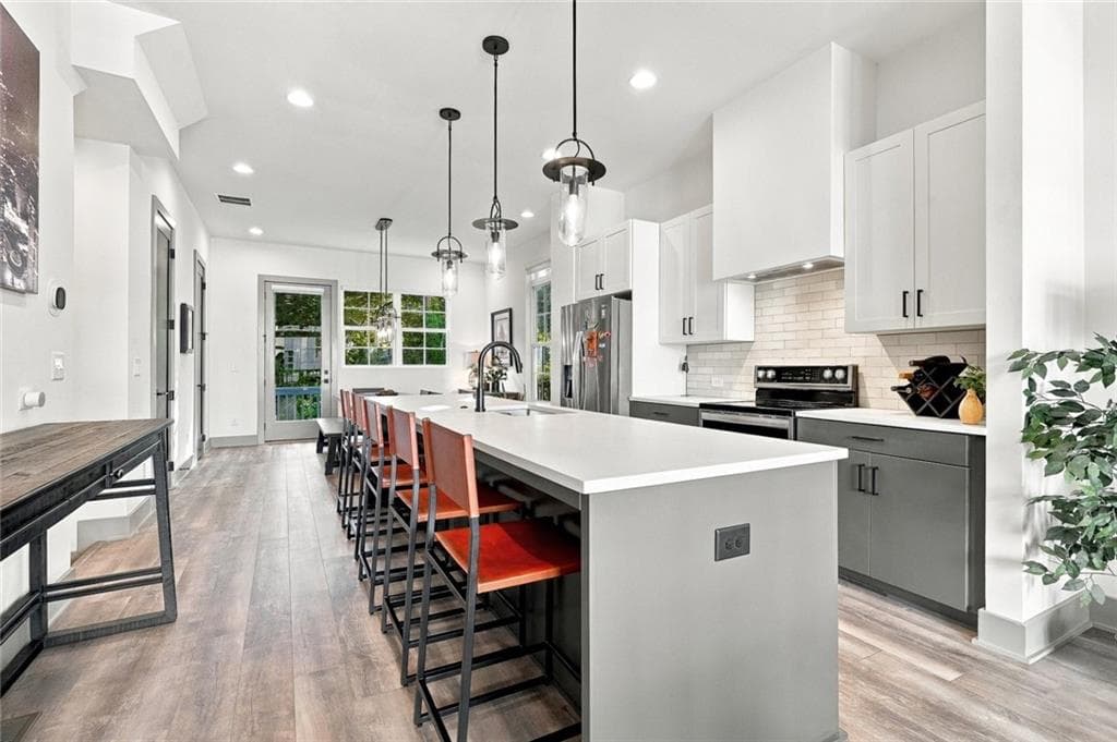 3 bedroom, 4 bathroom, 1,898 sq ft townhouse for sale at 5 Becker Place, Atlanta, GA 30307 — photo 2