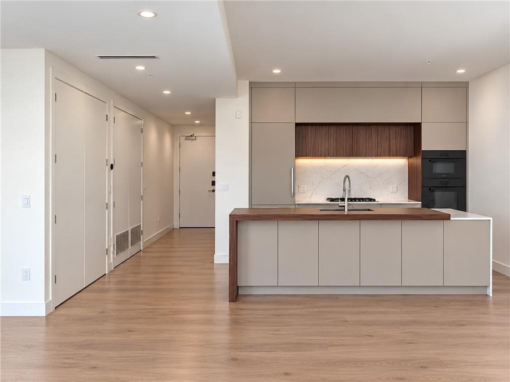 2 bedroom, 2 bathroom, 1,496 sq ft condominium for sale at 318 Sandy Springs Circle 270, Sandy Springs, GA 30328 — photo 3