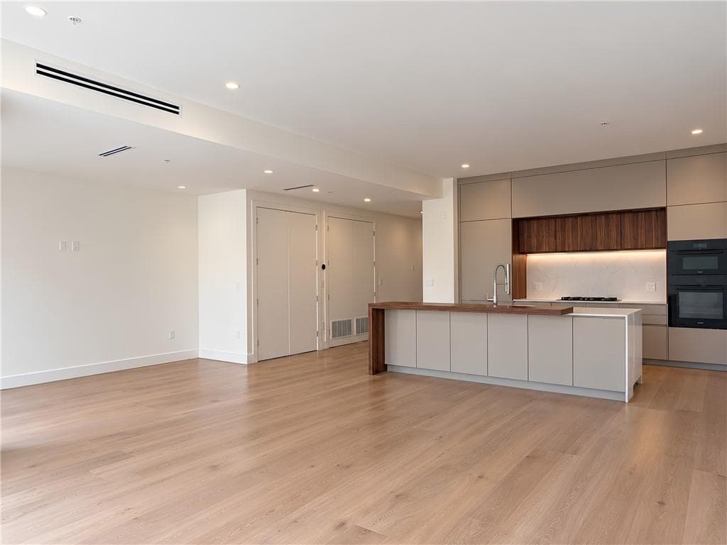 2 bedroom, 2 bathroom, 1,496 sq ft condominium for sale at 318 Sandy Springs Circle 270, Sandy Springs, GA 30328 — photo 4