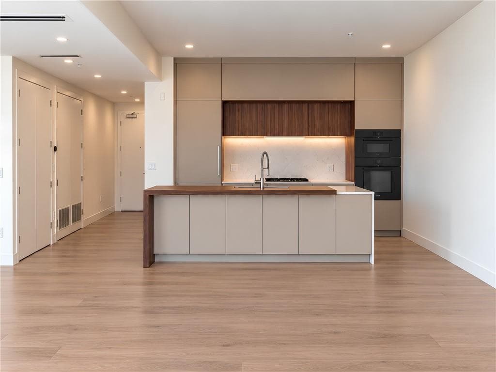 2 bedroom, 2 bathroom, 1,496 sq ft condominium for sale at 318 Sandy Springs Circle 270, Sandy Springs, GA 30328 — photo 6