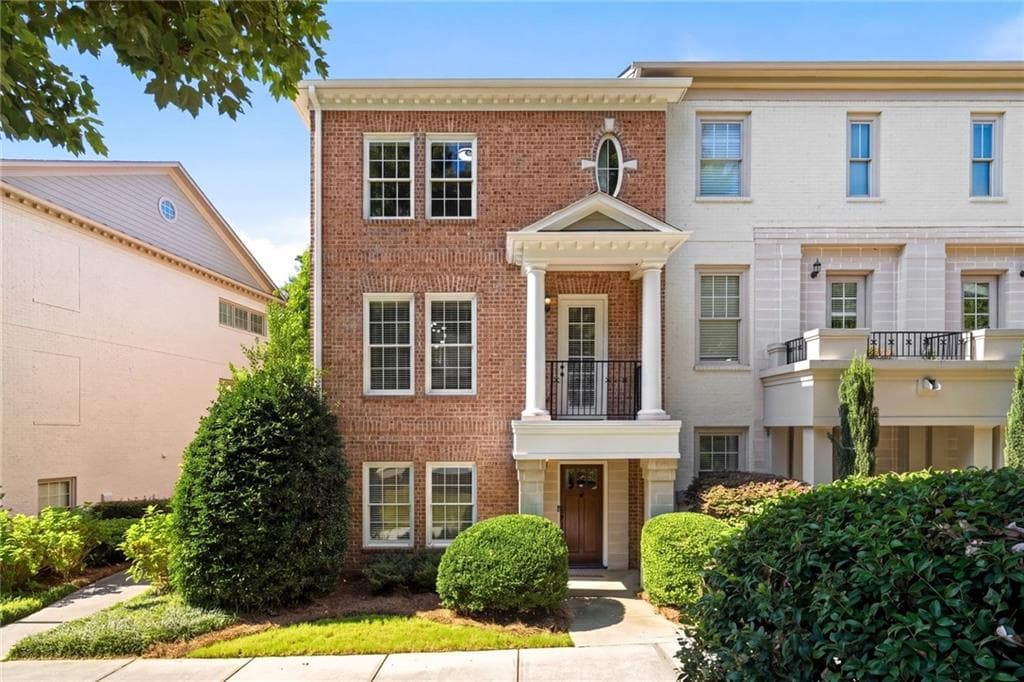 3 bedroom, 4 bathroom, 2,352 sq ft townhouse for sale at 1850 Preserve Way, Atlanta, GA 30341 — photo 2