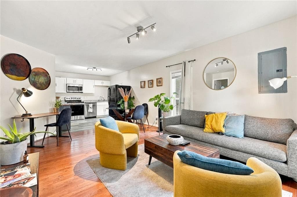 8 bedroom, 3 bathroom, 3,384 sq ft single family residence for sale at 1069 Martin Luther King Jr Drive SW, Atlanta, GA 30314 — photo 2