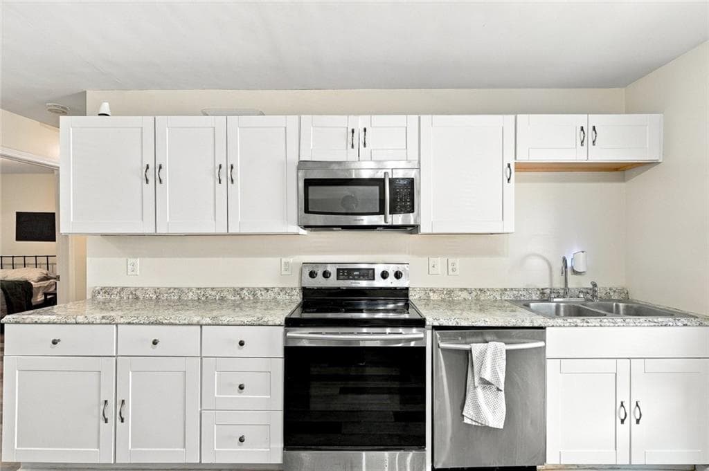 8 bedroom, 3 bathroom, 3,384 sq ft single family residence for sale at 1069 Martin Luther King Jr Drive SW, Atlanta, GA 30314 — photo 5