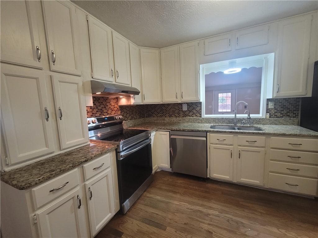 5 bedroom, 3 bathroom, 3,154 sq ft single family residence for sale at 538 Cole Drive, Lilburn, GA 30047 — photo 4