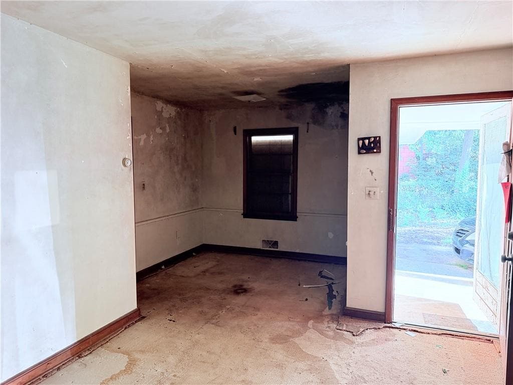 2 bedroom, 1 bathroom, 1,055 sq ft single family residence for sale at 2879 Rockwood Road, East Point, GA 30344 — photo 4