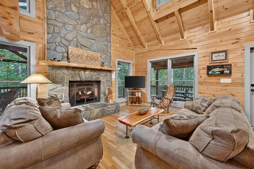 3 bedroom, 3 bathroom, 2,376 sq ft single family residence for sale at 381 Icy Lane, Blue Ridge, GA 30513 — photo 5
