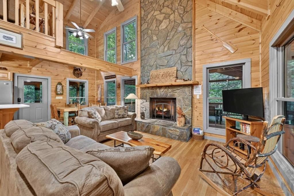 3 bedroom, 3 bathroom, 2,376 sq ft single family residence for sale at 381 Icy Lane, Blue Ridge, GA 30513 — photo 7