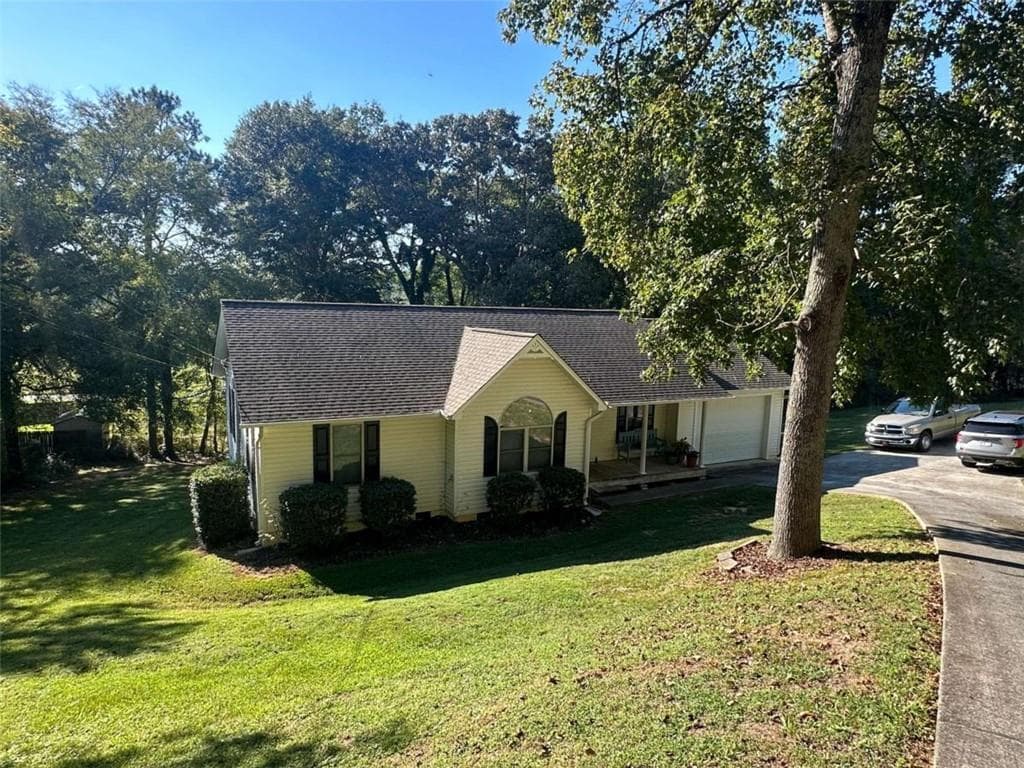 3 bedroom, 2 bathroom, 1,397 sq ft single family residence for sale at 3 Doncaster Drive, Rome, GA 30161 — photo 2