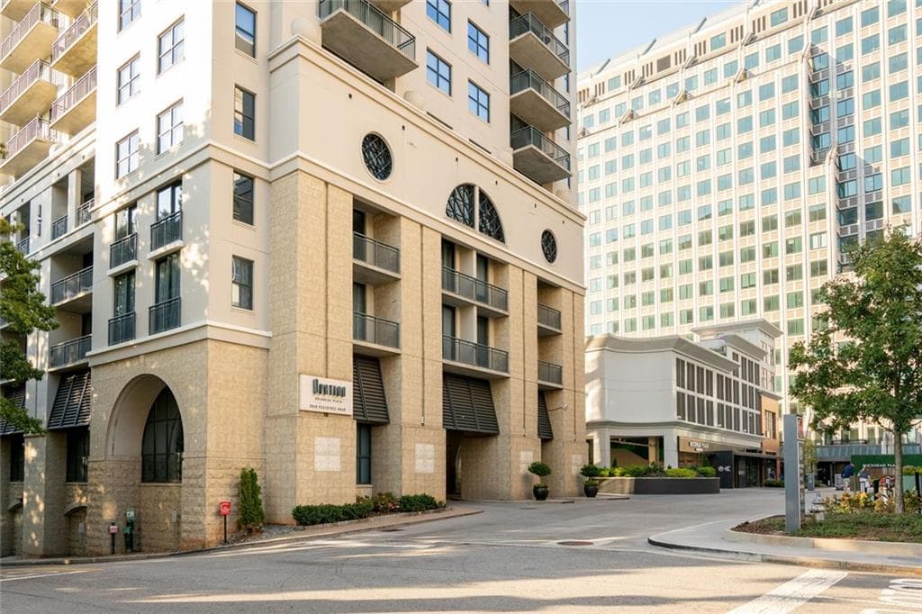 2 bedroom, 2 bathroom, 1,233 sq ft condominium for sale at 3040 Peachtree Road 611, Atlanta, GA 30305 — photo 2