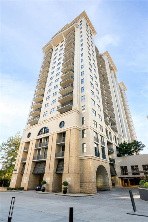 2 bedroom, 2 bathroom, 1,233 sq ft condominium for sale at 3040 Peachtree Road 611, Atlanta, GA 30305 — photo 3