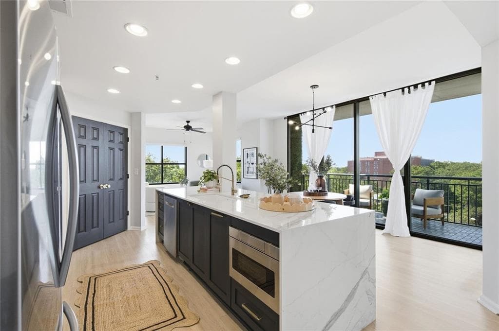 2 bedroom, 2 bathroom, 1,233 sq ft condominium for sale at 3040 Peachtree Road 611, Atlanta, GA 30305 — photo 5