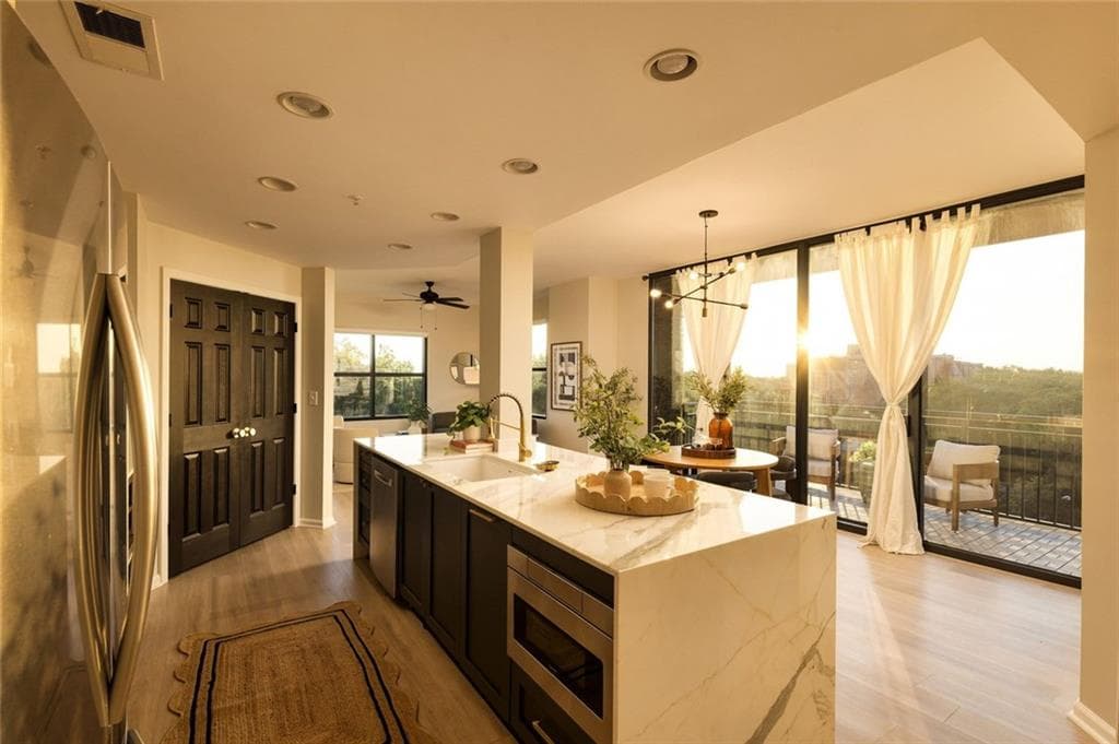 2 bedroom, 2 bathroom, 1,233 sq ft condominium for sale at 3040 Peachtree Road 611, Atlanta, GA 30305 — photo 6