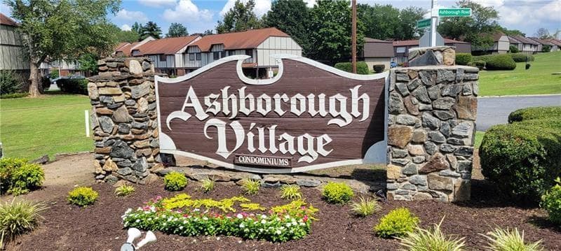2 bedroom, 2 bathroom, 1,216 sq ft condominium for sale at 1819 ASHBOROUGH Circle F, Marietta, GA 30067
