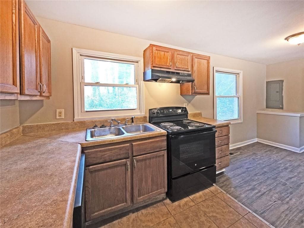 3 bedroom, 2 bathroom, 1,100 sq ft single family residence for sale at 2332 Baywood Drive, Atlanta, GA 30315 — photo 8
