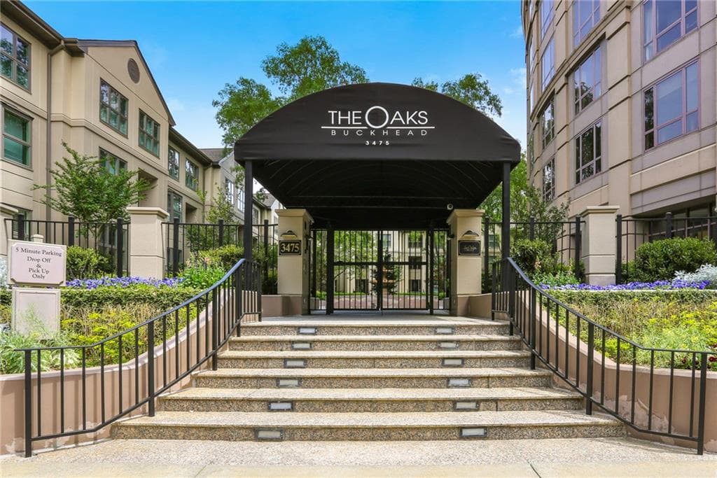 2 bedroom, 2 bathroom, 1,209 sq ft condominium for sale at 3475 Oak Valley Road 1210, Atlanta, GA 30326 — photo 3