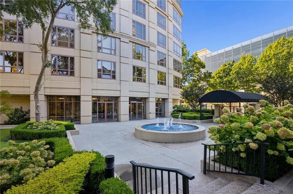 2 bedroom, 2 bathroom, 1,209 sq ft condominium for sale at 3475 Oak Valley Road 1210, Atlanta, GA 30326 — photo 4