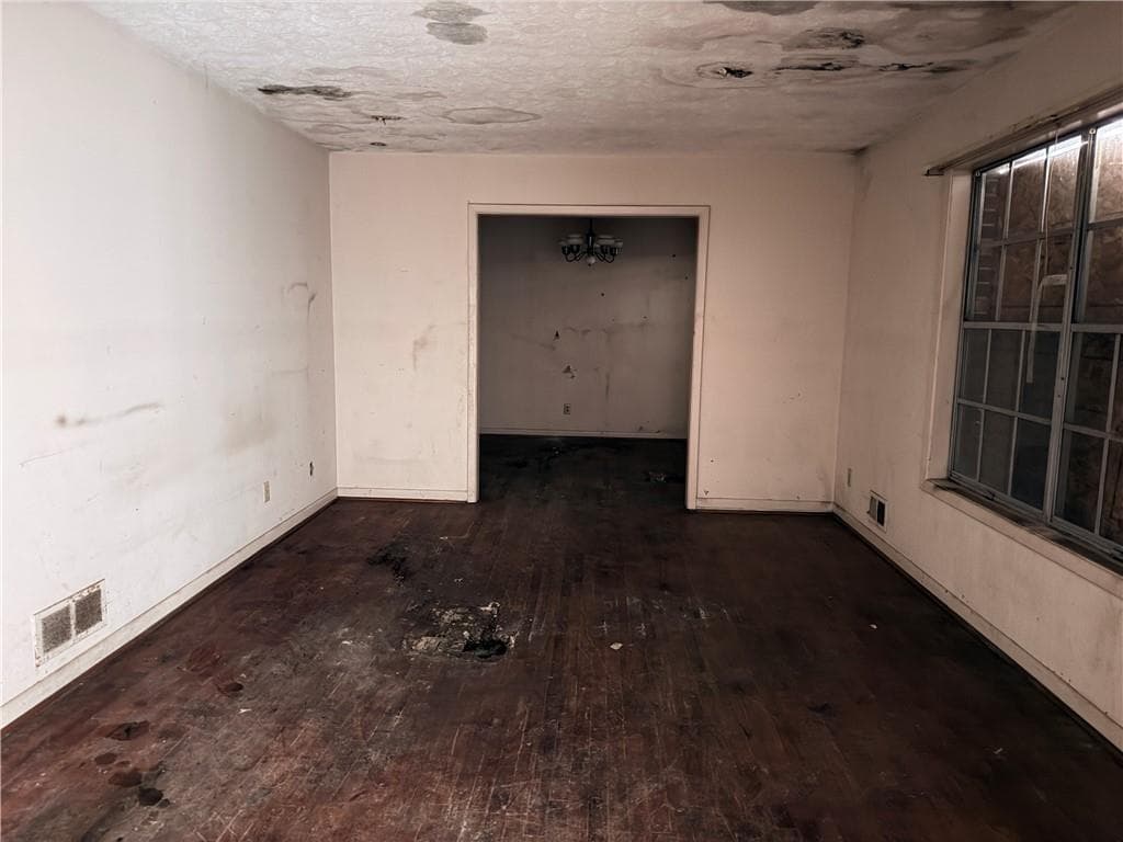 3 bedroom, 2 bathroom, 1,789 sq ft single family residence under contract at 1131 S Deshon Road, Lithonia, GA 30058 — photo 3