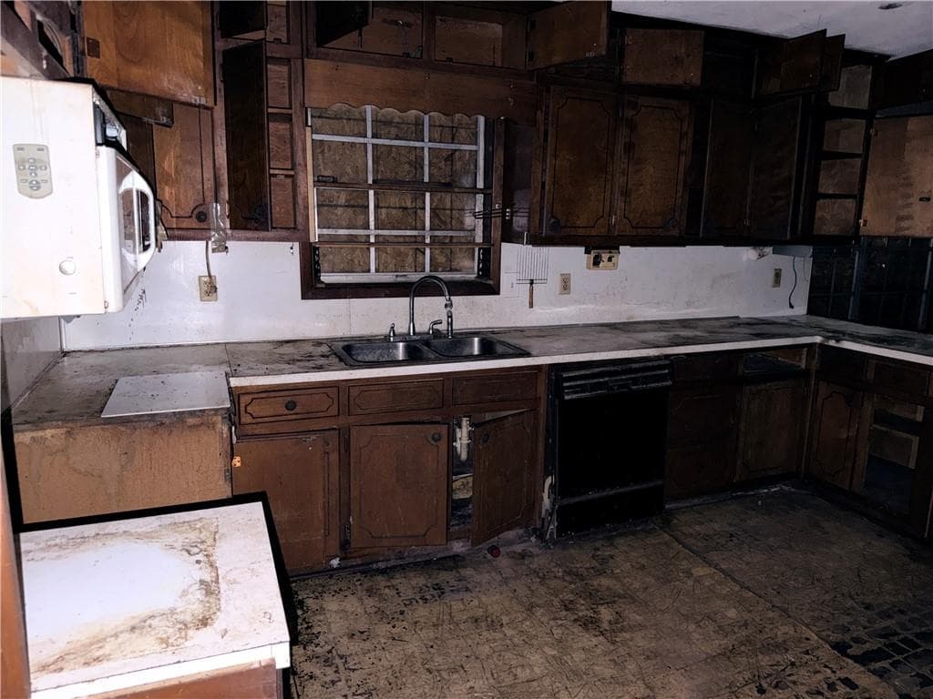 3 bedroom, 2 bathroom, 1,789 sq ft single family residence under contract at 1131 S Deshon Road, Lithonia, GA 30058 — photo 8